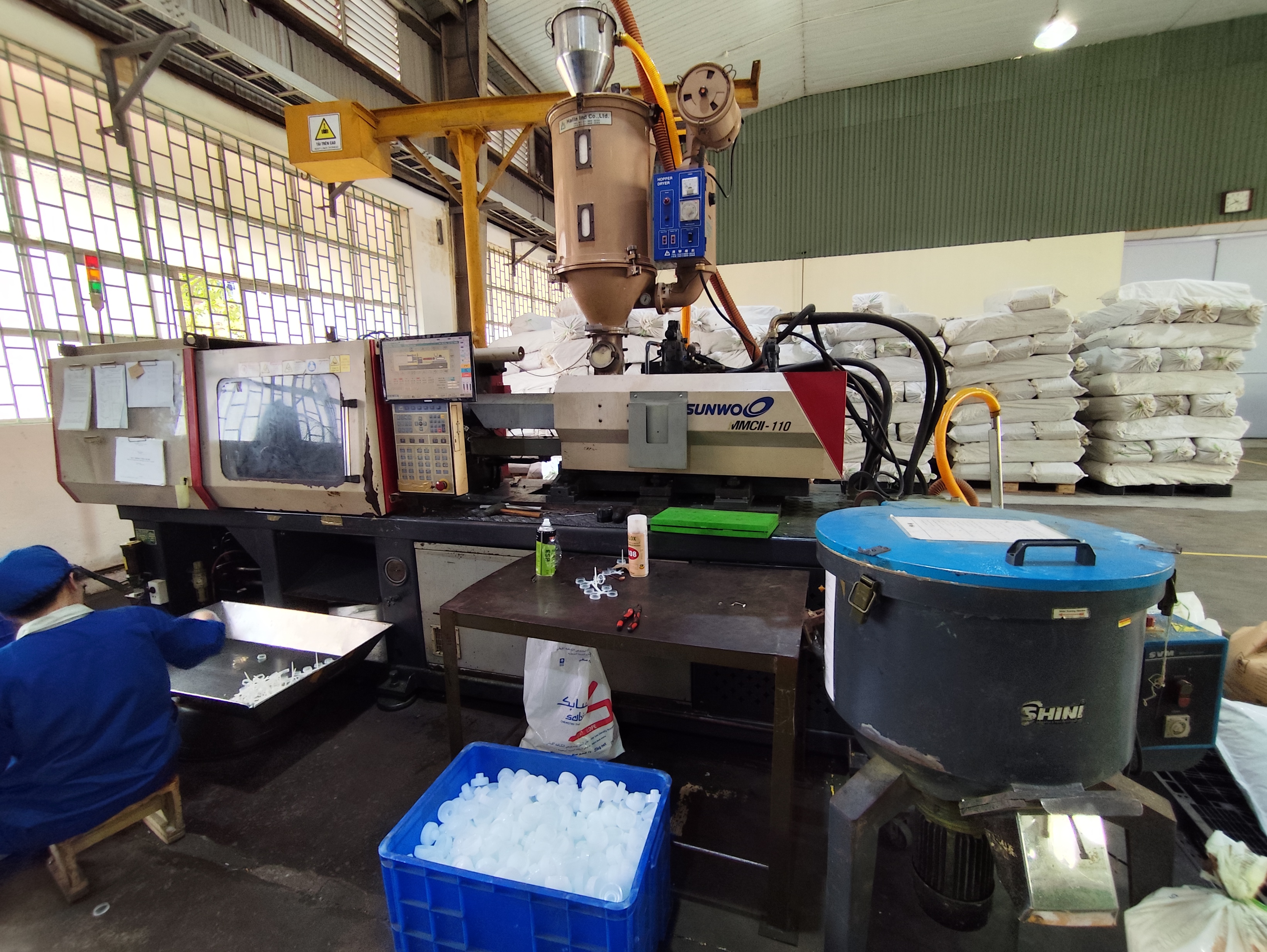 Plastic injection molding machine.jpg